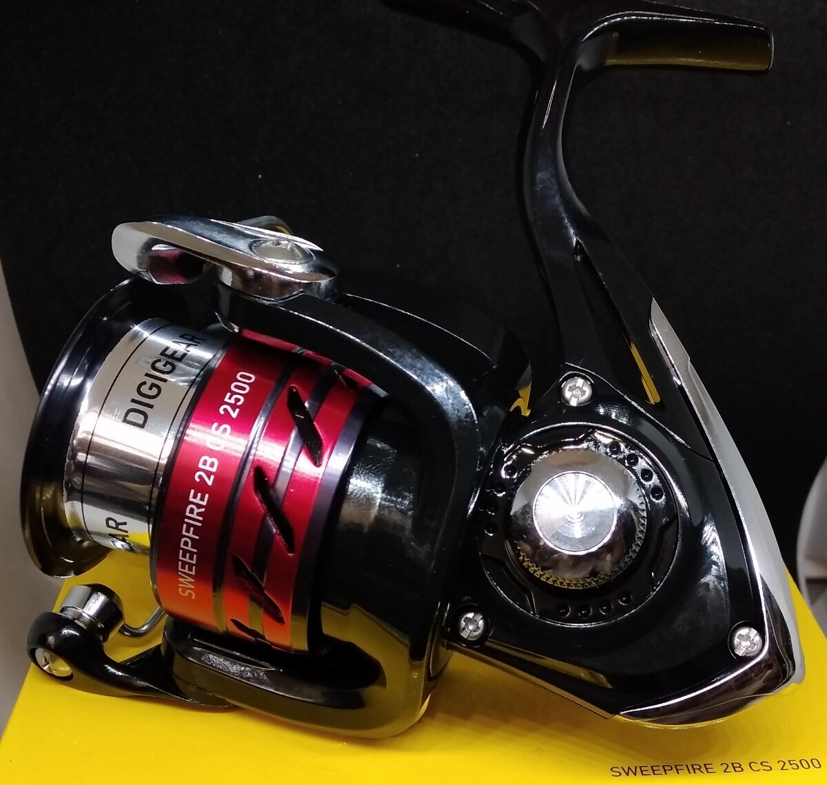 2500番DAIWA ダイワ リール スピニングリール 海外モデル 日本未発売 左右ハンドル 巻きやすい 新品 世界中で大人気 国内発送 カラーレッド_画像2