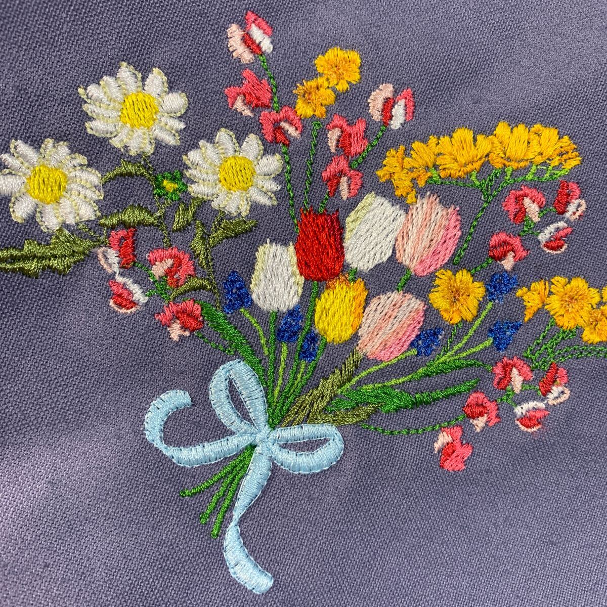 ハンドメイド　刺繍バッグ　トートバッグ　花柄　帆布　春の花束_画像2