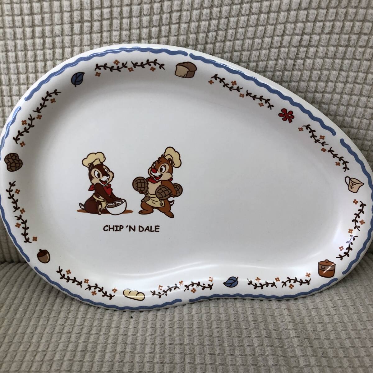 [食器] DISNEY「チップとデール：中サイズのプレート 3枚」高さ：約2.5cm 縦×横：約18.7cm×26.8cm 東京ディズニーランド 中皿の画像3