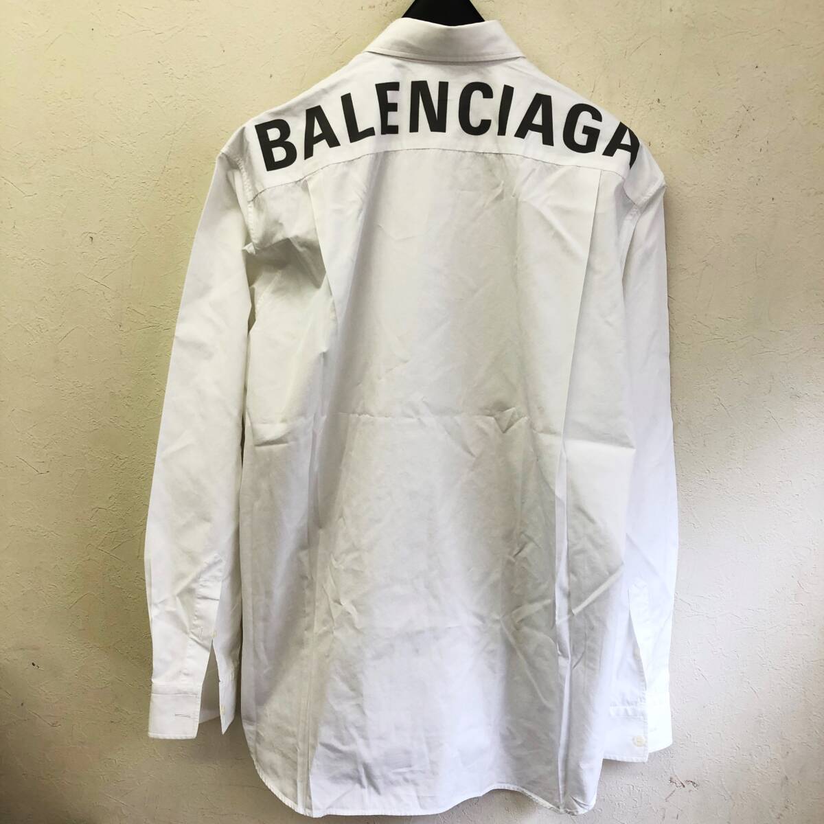 [洋服] メンズ「BALENCIAGA：バレンシアガ バックロゴ ホワイト 長袖シャツ」 サイズ：37(XL) ボタンダウン バックプリント 白 ブランド_画像1