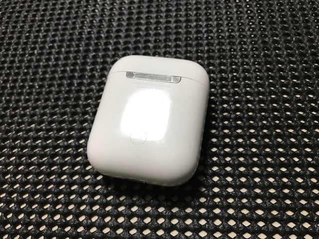 鉄道忘れ物市に出品されるアイテムだった？ その① / Apple アップル Air Pods エアーポッズ / Ａ1602 充電ケースのみ / Used / オマケ付き_裏側