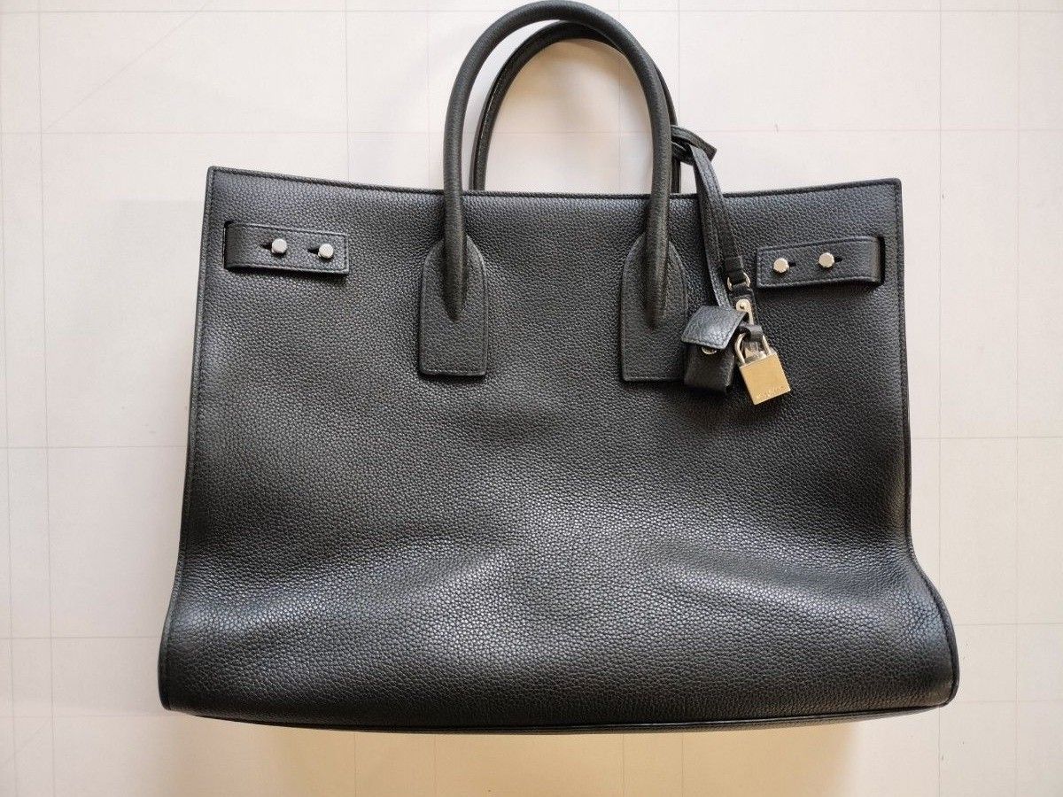 美品 Saint Laurent サンローラン ラージ サックドジュール 中古 美品 Saint Laurent サンローラン ラージ サックドジュール 中古