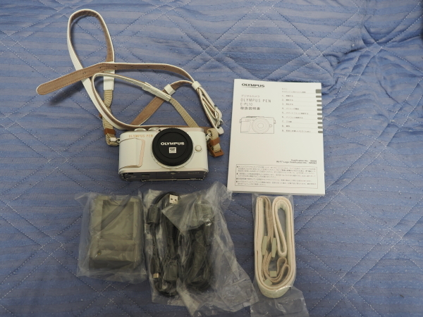 OLYMPUS PEN E-PL10 ダブルズームキット ホワイト 元箱あり 付属品多数あり!