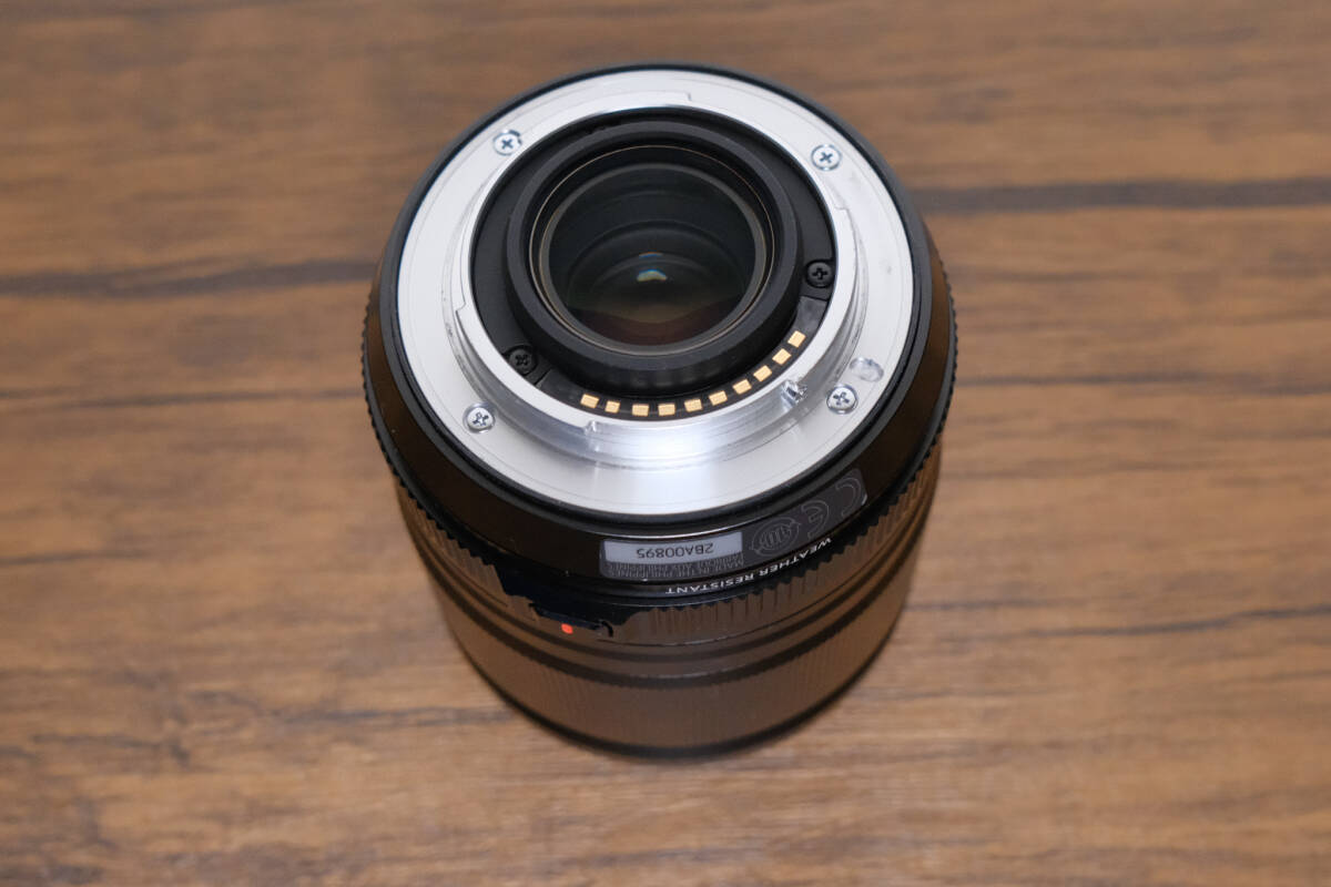 【送料無料】【中古美品】FUJIFILE（フジフイルム）XF18mm F1.4 R LM WR 角型フード＆保護フィルター付きの画像5