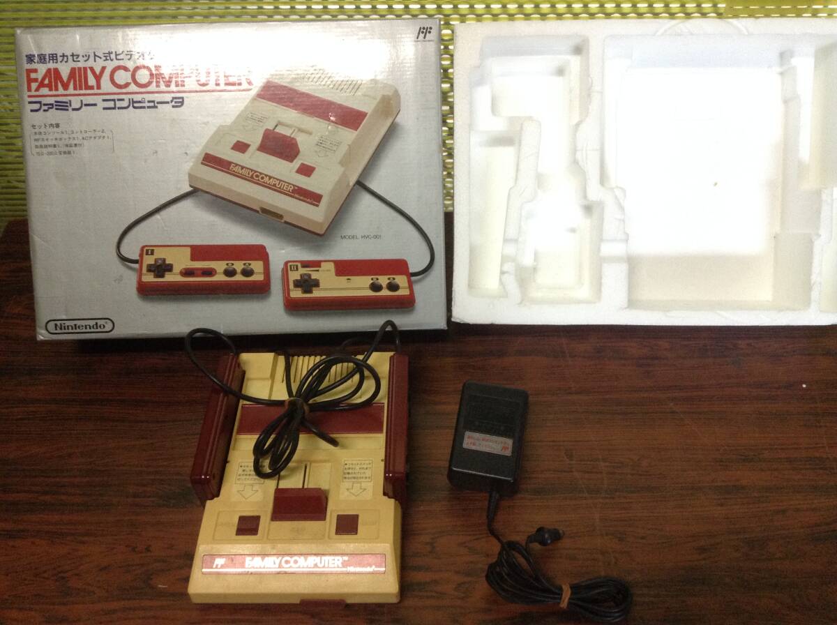 Nintendo Famicom console w/box tested 任天堂 ファミコン 本体1台 箱付 動作確認済 C555の画像1