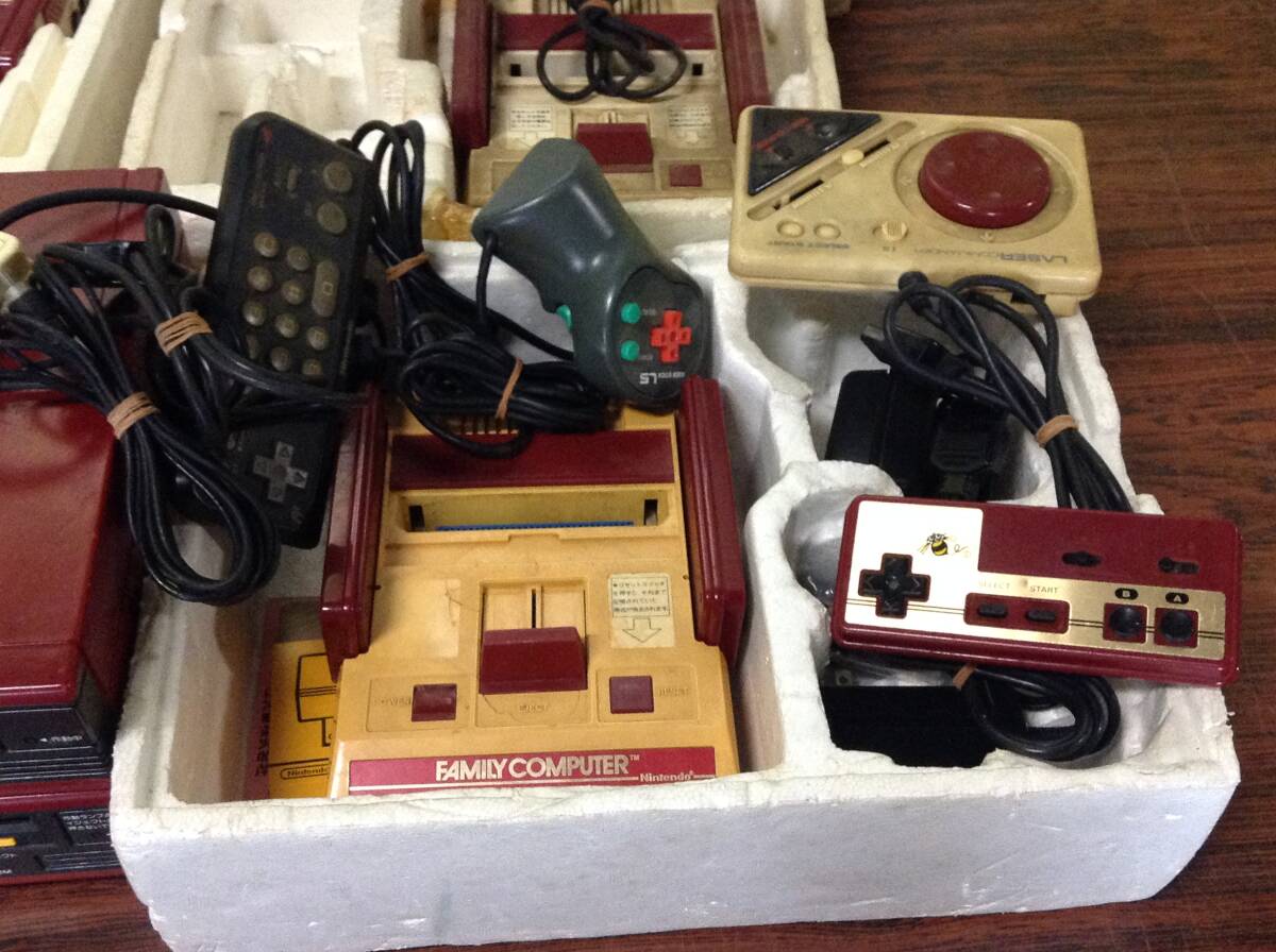 Nintendo Famicom 9consoles 5controllers w/box tested 任天堂 ファミコン 本体9台 コントローラ5台 箱付 動作確認済 C671Tの画像6