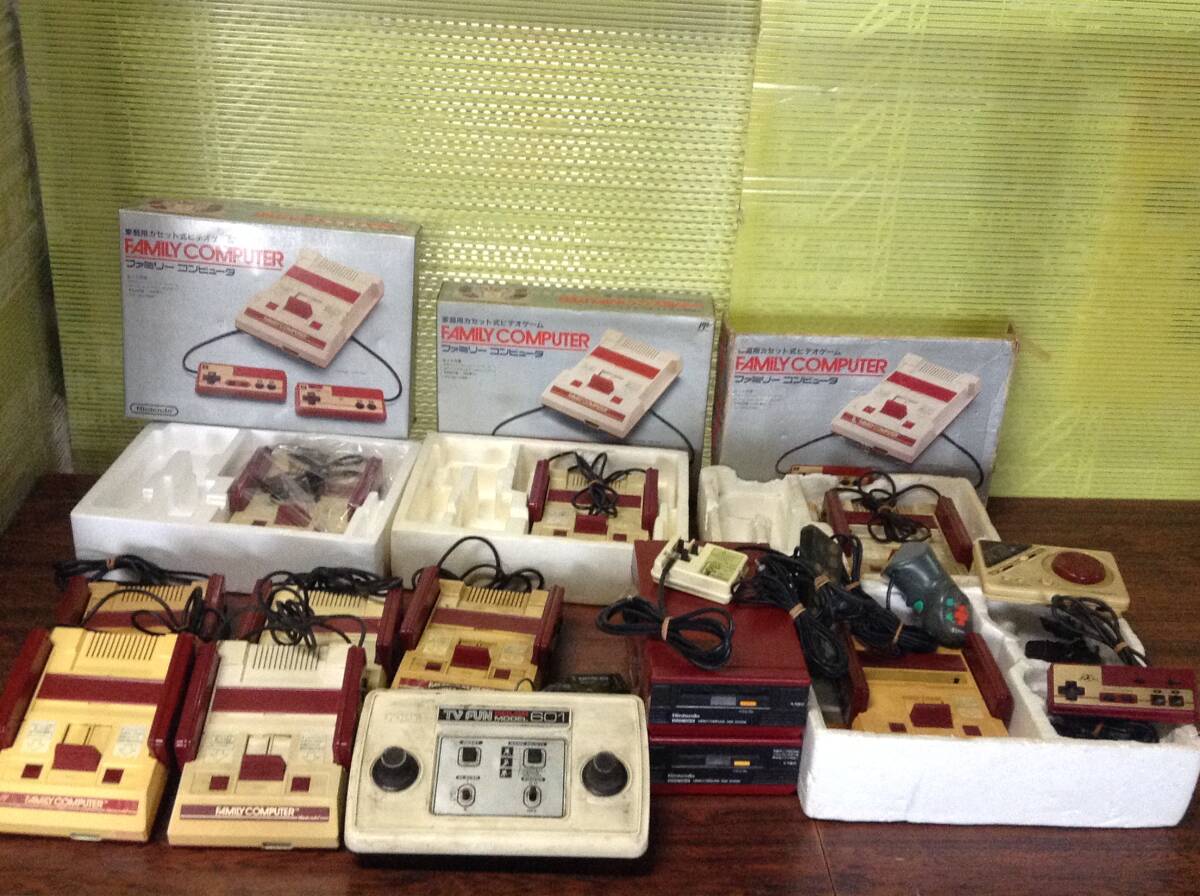 Nintendo Famicom 9consoles 5controllers w/box tested 任天堂 ファミコン 本体9台 コントローラ5台 箱付 動作確認済 C671Tの画像1