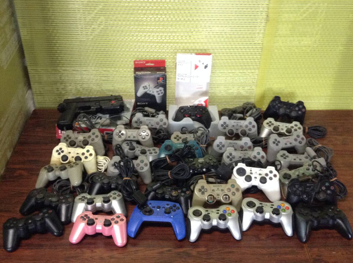 SONY Playstation PS3 PS2 PS1 34controllers working ソニー プレステ PS3 PS2 PS1 コントローラ 34台 動作品有 C672Tの画像1