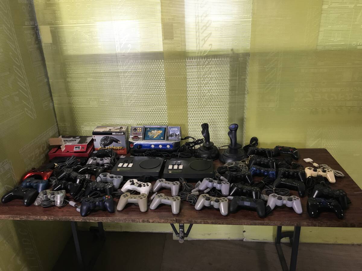 SONY Playstation PS3 PS2 PS1 38controllers working ソニー プレステ PS3 PS2 PS1 コントローラ 38台 動作品有 C47の画像1