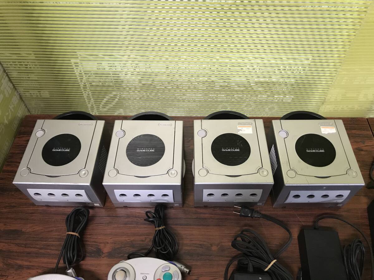 Nintendo GameCube 4Consoles 4controllers tested 任天堂 ゲームキューブ 本体4台 コントローラ４台 動作確認済 C331の画像4