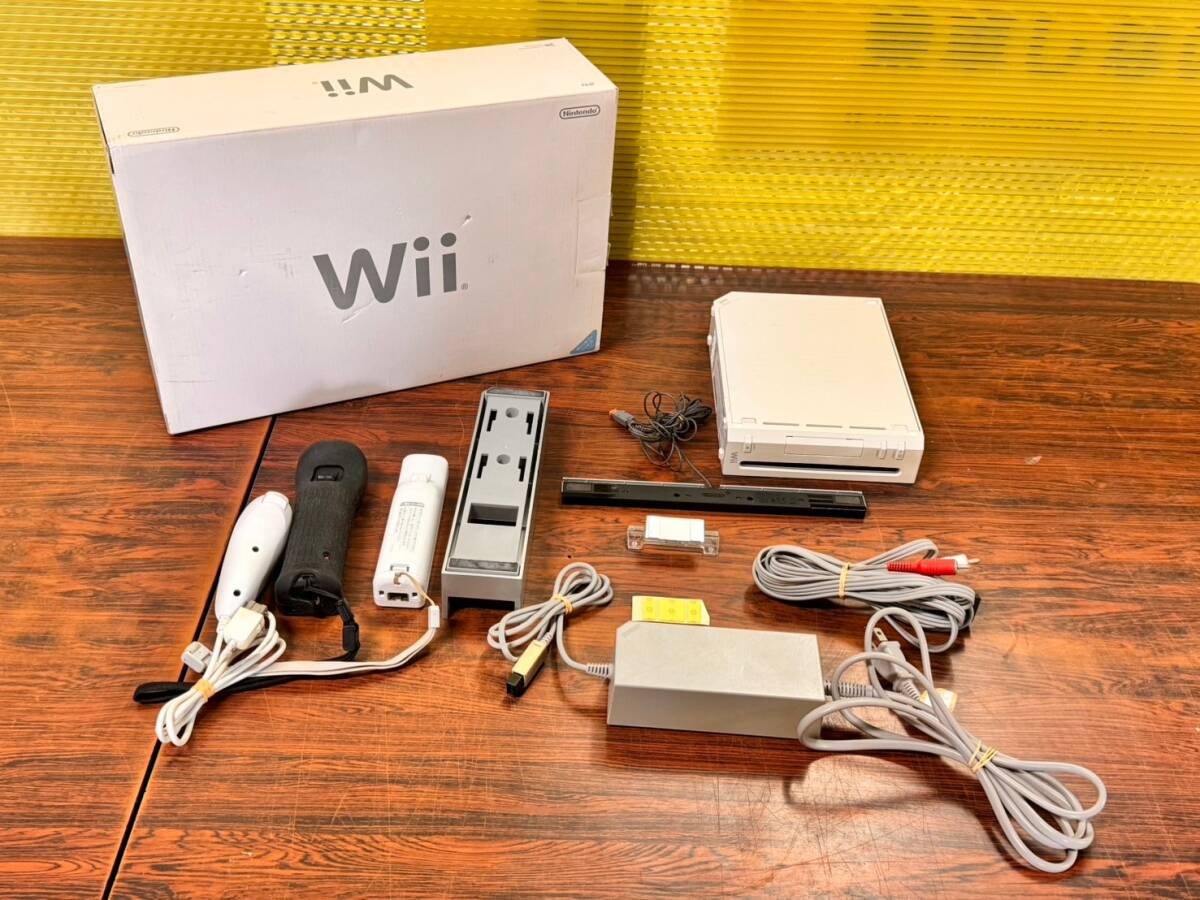 Nintendo Wii console 3controllers w/box tested 任天堂 Wii 本体1台 コントローラ3台 箱付き 動作確認済 D655Sの画像1