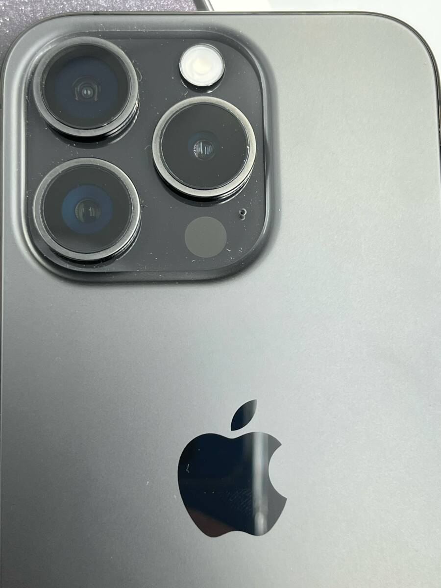 【超美品】 SoftBank Apple iPhone 15 Pro ブラックチタニウム 256GB MTUC3J/A SIMロックなし バッテリー100% 箱 ケーブル 付き E179の画像3