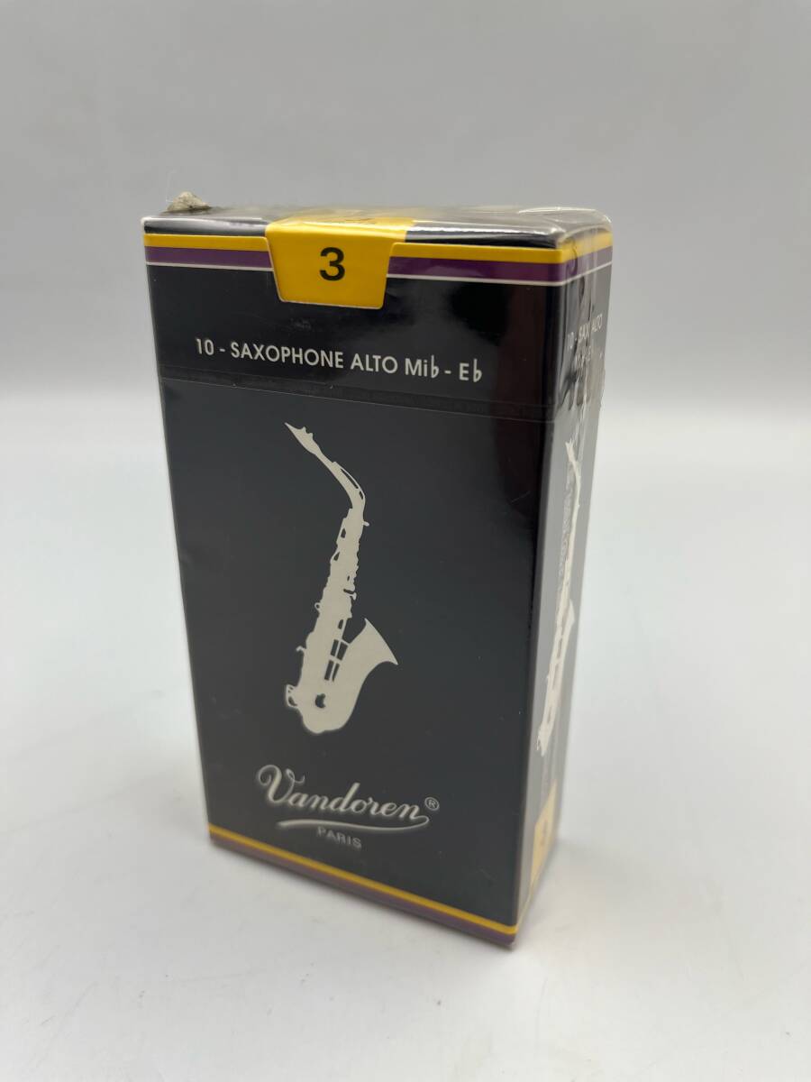 【未開封品】 Vandoren バンドーレン 10 - SAXOPHONE ALTO アルト サクソフォン リード Mi♭-E♭ トラディショナル 硬さ:3 10枚入り E183-1_画像1