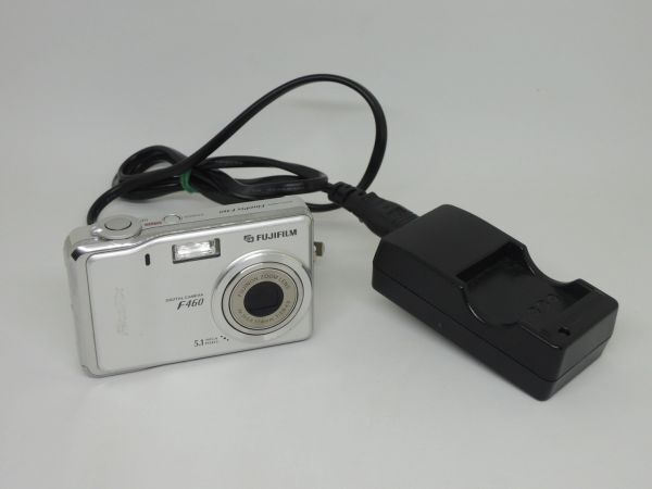 FUJIFILM フジフィルム FinePix F460 コンパクトデジタルカメラ 動作品 本体 バッテリ 充電器 コンデジ デジカメの画像1