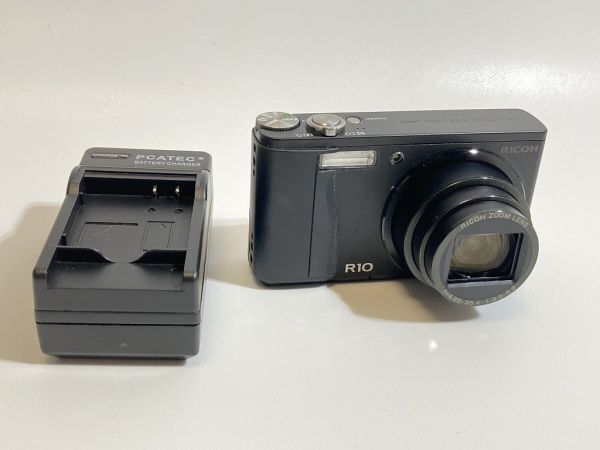 デジタルカメラ RICOH リコー R10 動作品 充電器付き 現状品 0429_画像1