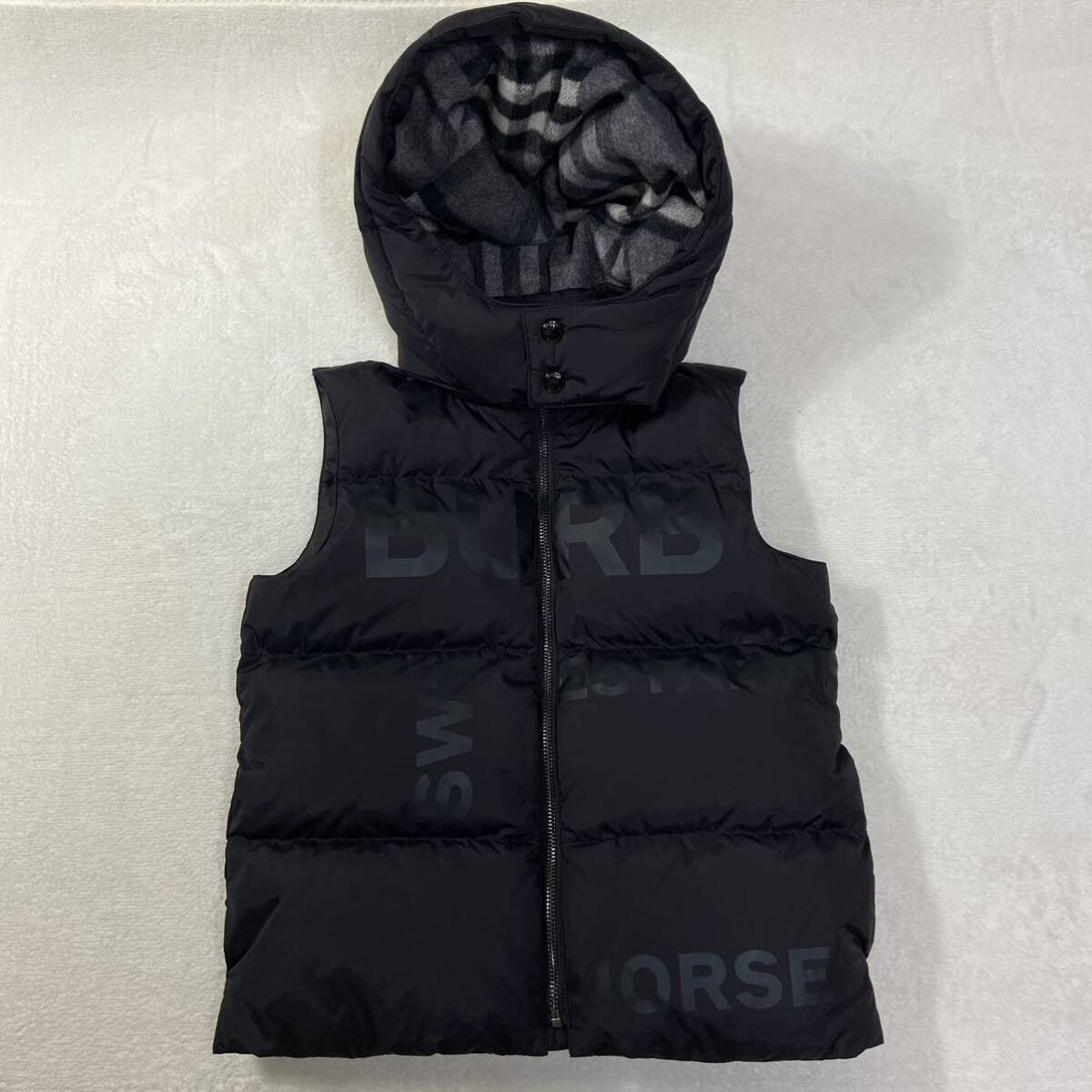  design Good!. present * beautiful goods * Burberry Logo print with a hood . down vest for children 130cm