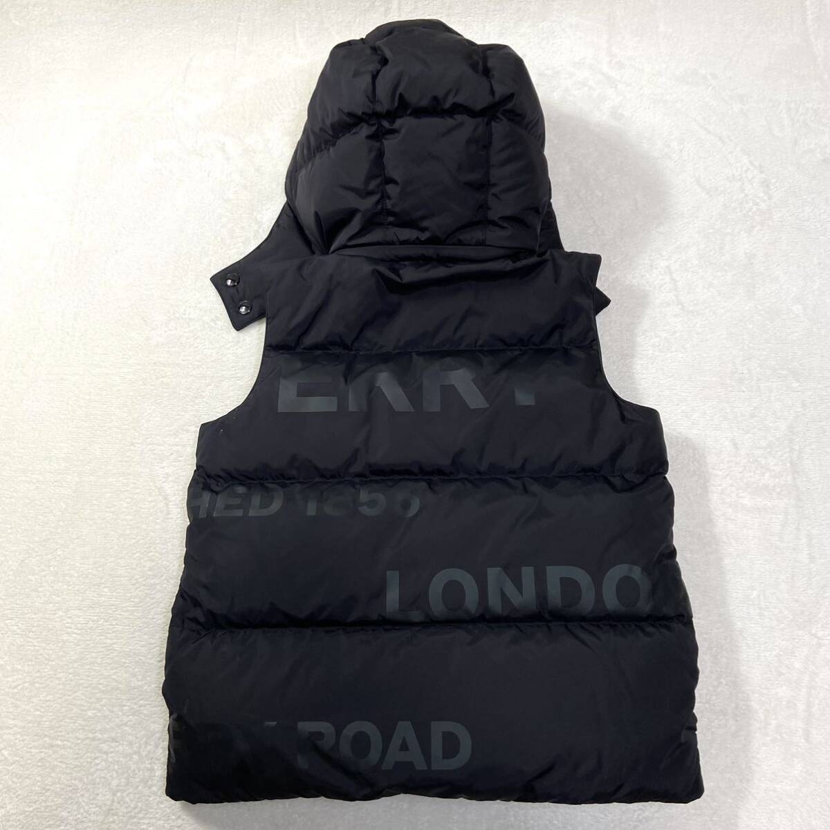 design Good!. present * beautiful goods * Burberry Logo print with a hood . down vest for children 130cm