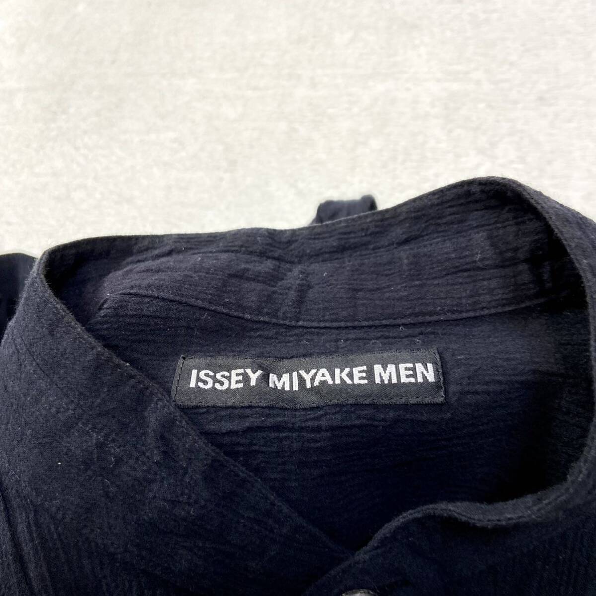 [オールシーズン着用可能]☆美品☆ ISSEY MIYAKE MEN シワ加工　ノーカラーシャツ　メンズ　Mサイズ_画像6