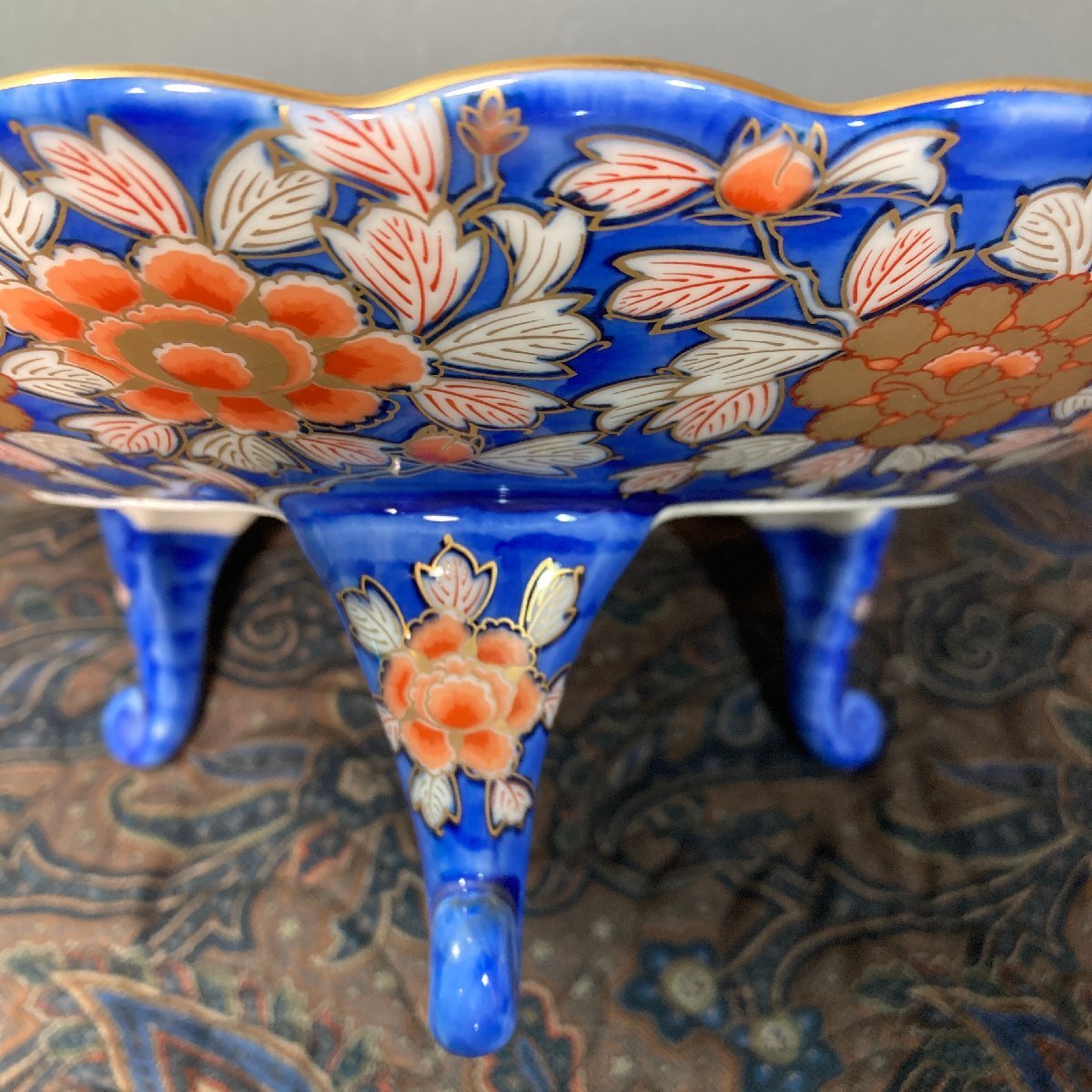 幸楽窯 献上手 古伊万里鳳凰三つ足 盛器 三脚 色絵金襴 花唐草文 Kouraku Kiln Arita ware with KOIMARI porcelain phoenix pattern_画像5