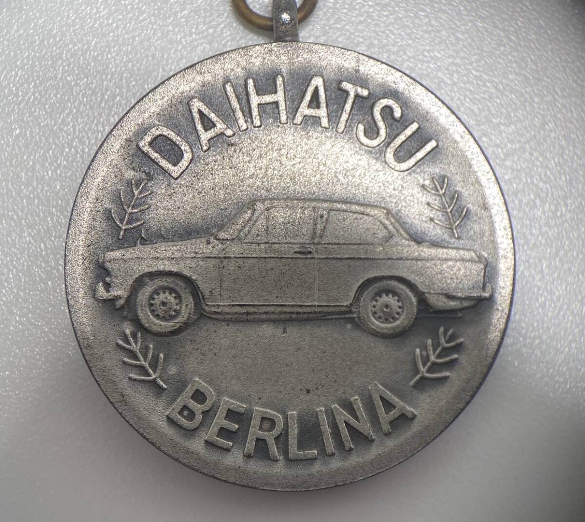 12001★1円スタート 昭和レトロ 1964年　東京オリンピック　ダイハツ DAIHATSU BERLINA ベルリーナ 記念メダル SILVER刻印あり 現状品_画像3