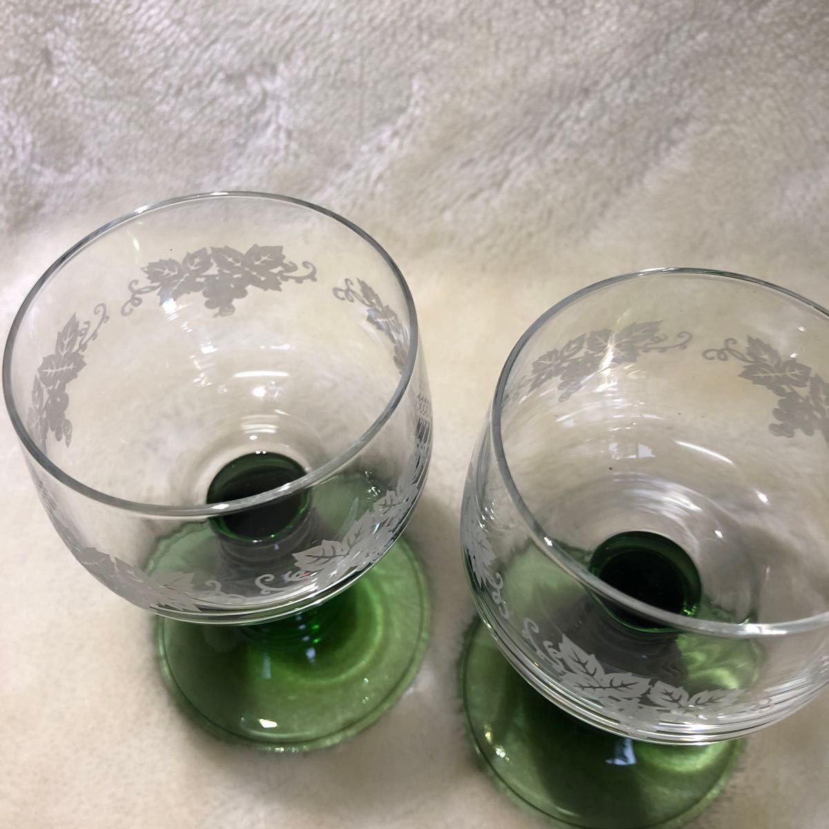 ワイングラス2個　硝子工芸品　透明なガラスにぶどうの絵柄　グリーンと透明ガラスのコンビ　土台部はグリーンで安定感のある逸品