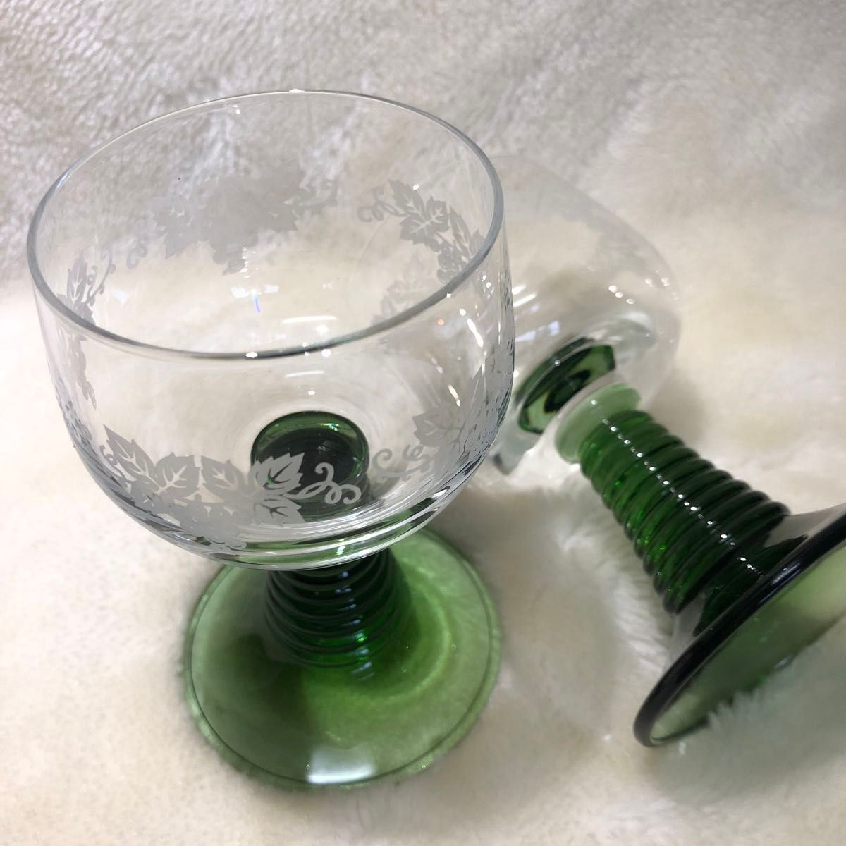 ワイングラス2個　硝子工芸品　透明なガラスにぶどうの絵柄　グリーンと透明ガラスのコンビ　土台部はグリーンで安定感のある逸品