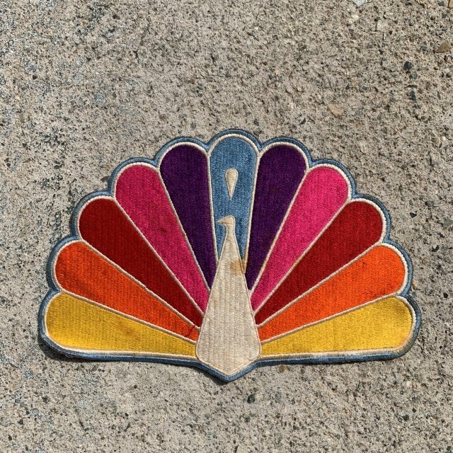 【18.5㎝×28.2㎝】NBC レインボーピーコック 刺繍ワッペン■ビンテージ オールド レトロ アメリカ古着 パッチ クジャクの画像1