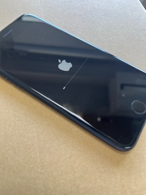 ■□2937 apple iphone7 アイフォン MNCE2J/A 32GB SIM解除 ブラック　背面熱有り□■_画面小傷有