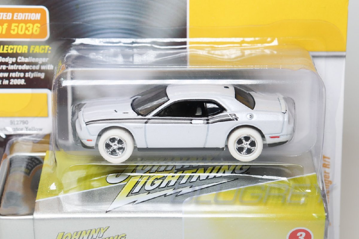 【レア！チェイス】Johnny Lightning 1/64 ダッジ チャレンジャー 2010 デトネーターイエロー メタルケース付き Dodge Challenger JLSP147の画像2