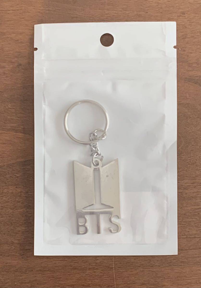  key holder 3 kind (BTS silver Logo plate,ARMY fan light,Tiny TAN JIN). pin badge 2 kind (JIN fan light,BT21 KOYA) unused ② end