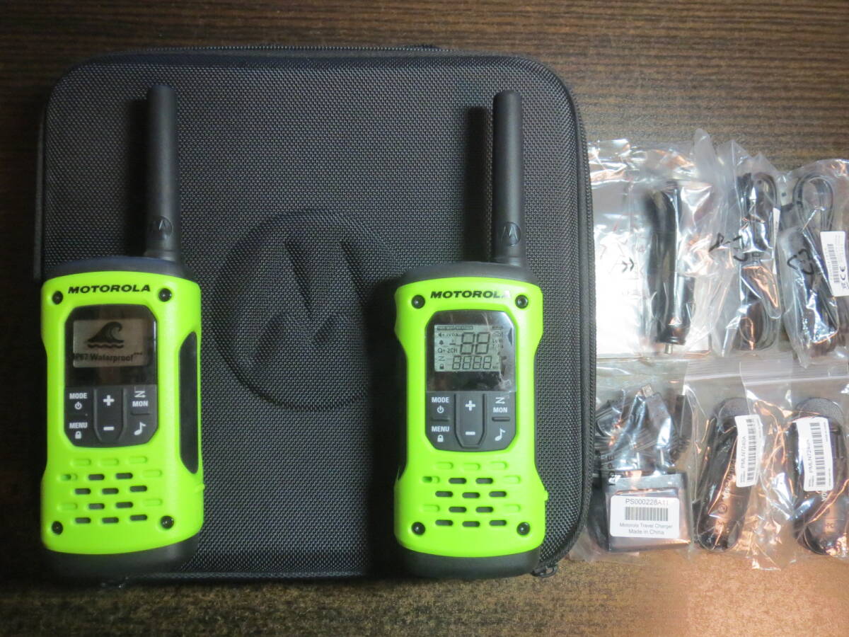 完全防水 ★MOTOROLA モトローラ Talkabout T605 2台 トランシーバー 無線機 ★ ＬＥＤライト ５６ｋｍ通信 電池でも動作可能の画像1