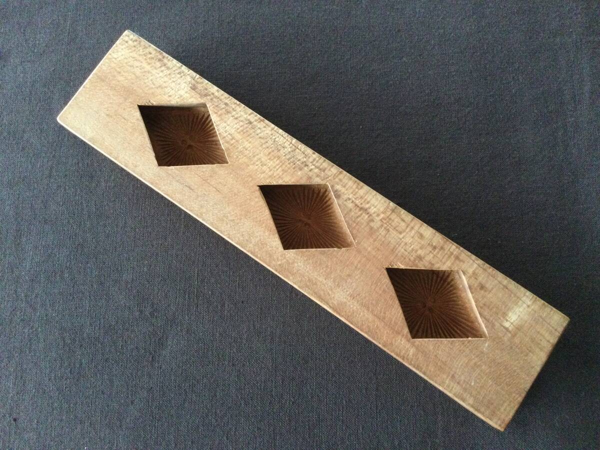 菓子型　「松葉３個」　４．４×１９ｃｍ　　/　和菓子 昭和レトロ 木製 アンティーク 木彫_画像2