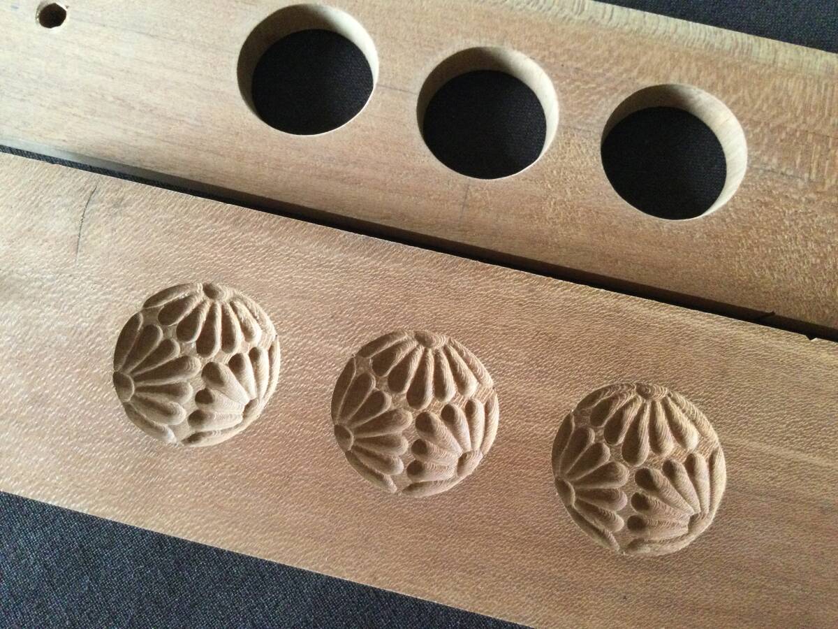 菓子型　「蹴鞠　３個　小さ目」　５×１９ｃｍ　　/　和菓子 昭和レトロ 木製 アンティーク 木彫_画像1