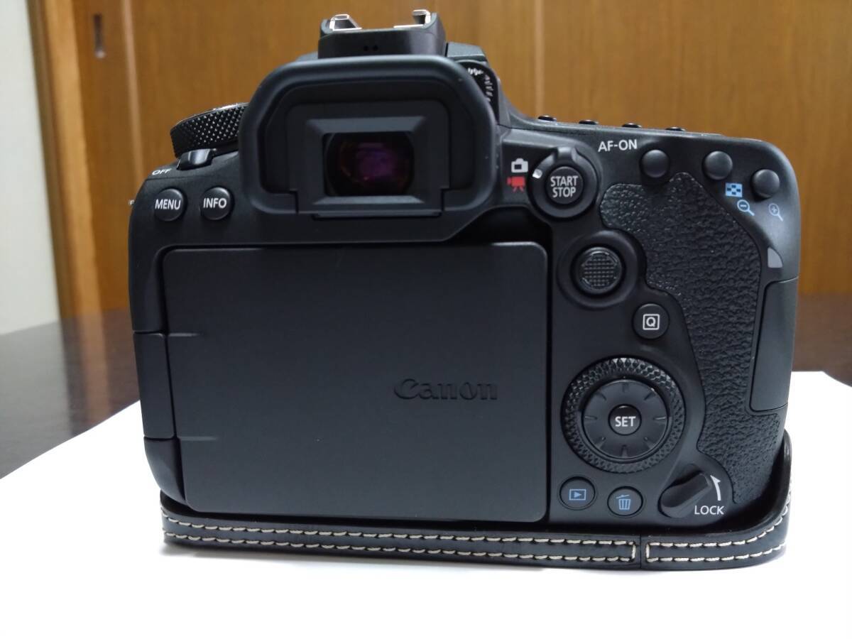 未使用・新品　CANON EOS 90D ハーフケース他の追加アクセサリー多数付属_画像2