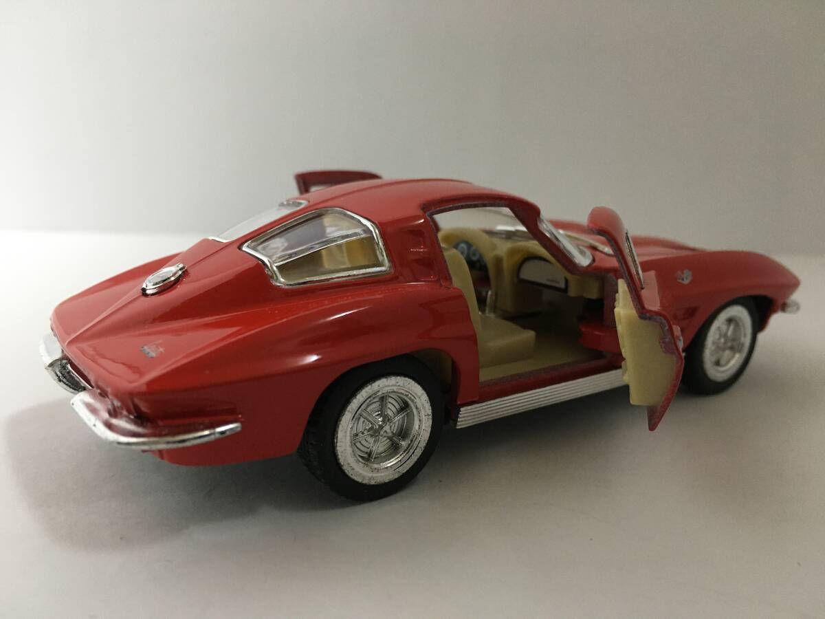 1963 シボレー コルベット スティングレイ レッド　Kinsmart　キンスマート社製　 1/36 ミニカー_画像2