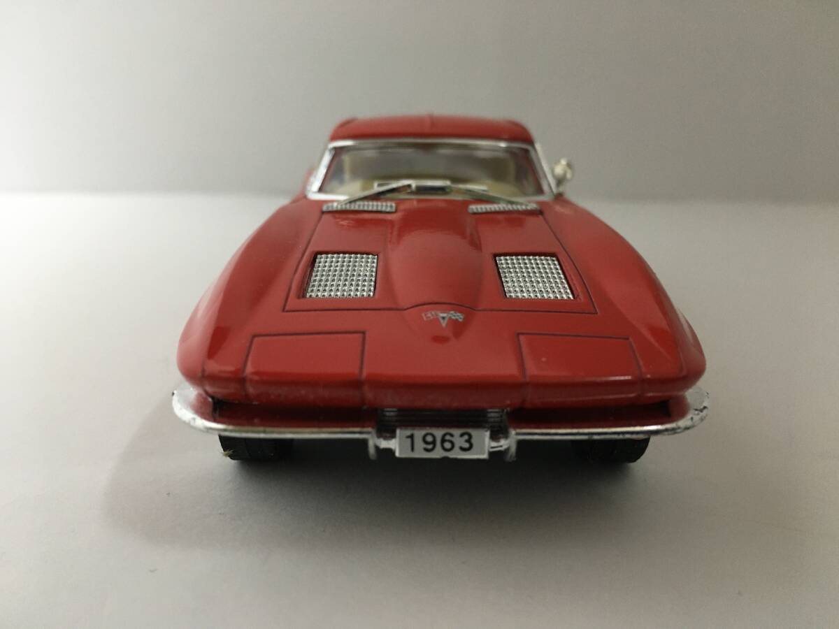 1963 シボレー コルベット スティングレイ レッド　Kinsmart　キンスマート社製　 1/36 ミニカー_画像6