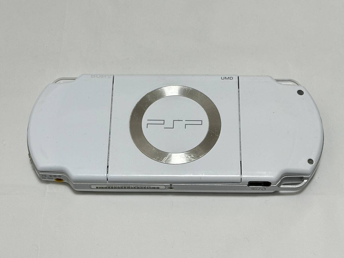 ★[中古] PSP-2000 本体 セラミックホワイト バッテリーなし 充電器 付き [動作確認済] FW3.95★の画像3