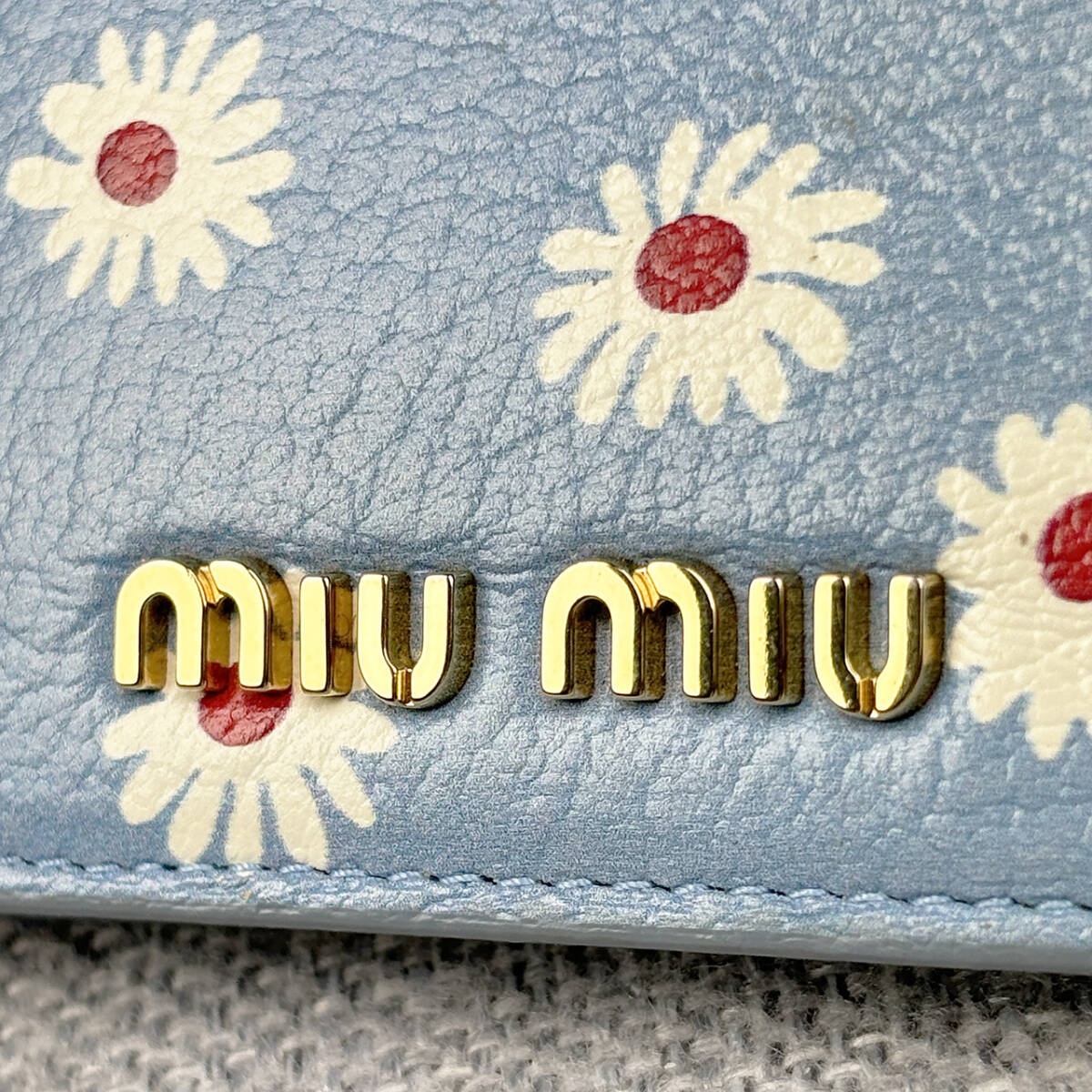 定価75,900円★miumiu ミュウミュウ 2つ折財布 花柄プリントレザー 淡青 本革 純正箱＆直営店購入時ギャランティカード付属の画像3