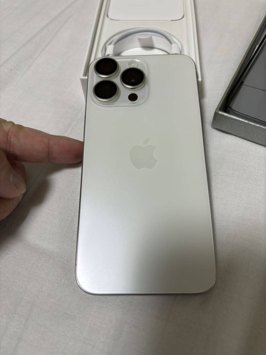 Apple iPhone15ProMax 256GB SIMフリー ホワイト 中古 おまけ付きの画像2