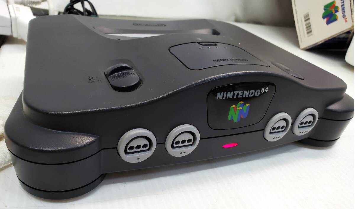 §　A17698 　【通電確認済】　Nintendo64 本体セット 元箱あり 取扱説明書付き カセット7本まとめ 任天堂 ゲーム機 周辺機器_画像4