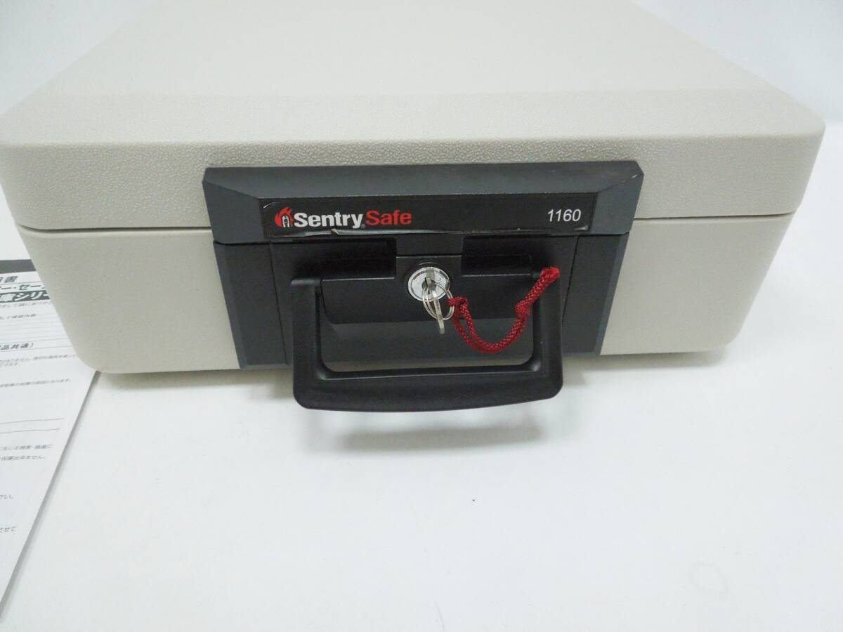 ‡0372 Sentry ポータブル 耐火保管庫 30分耐火 A4サイズ収納可 1160 セントリー 鍵1本 防災用品 防災グッズ 取説付の画像2