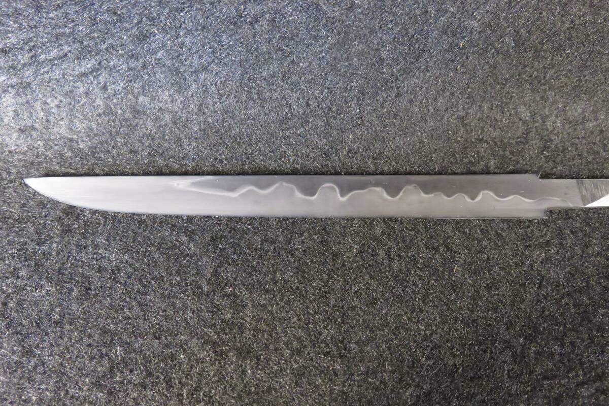 247　小柄小刀「隼光作」乱れ刃　桐箱付_刃紋が見えるように研磨しています。