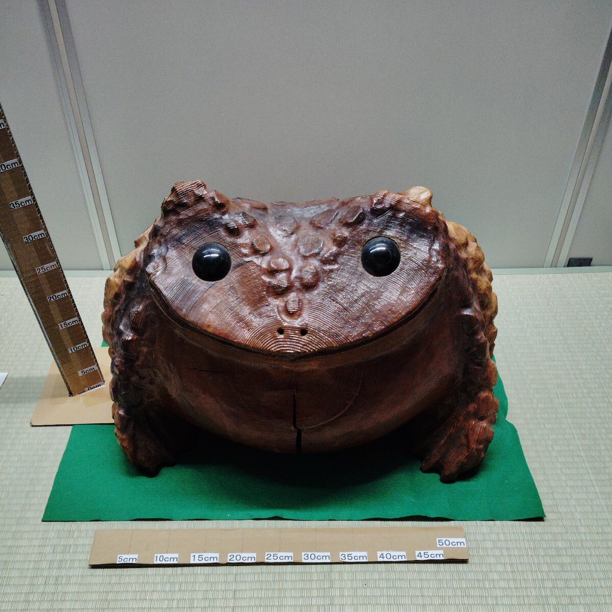 一刀彫りのカエル大 H