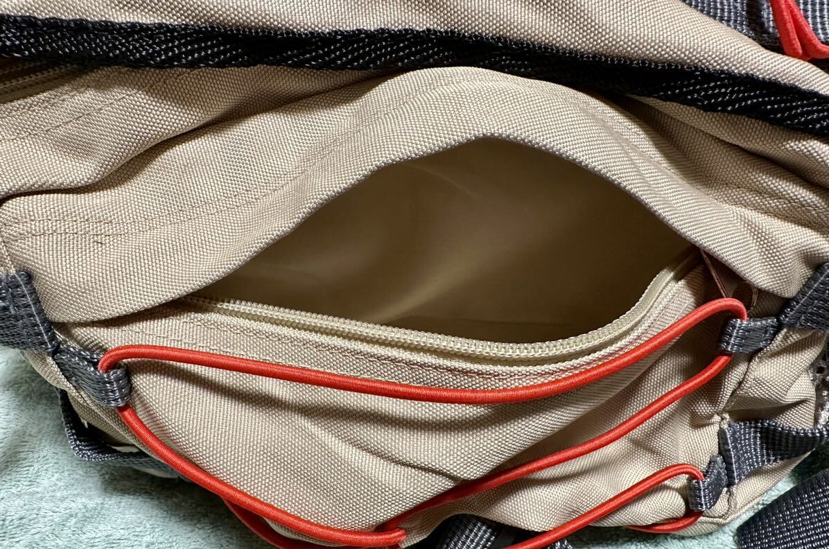 ヒップバッグ　ウェストポーチ　バックパック 鞄　バッグ　ベージュ×ライトシルバーに赤ゴム　ウェスト(ヒップ)120cm位まで対応可能_画像9