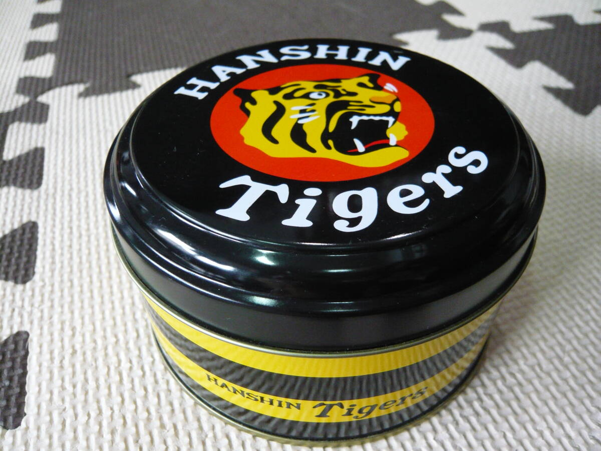 阪神タイガース HANSHIN Tigers 承認 タイガースカラーのクッキーの空き缶 缶の直径11.5、高さ6.5センチの画像9