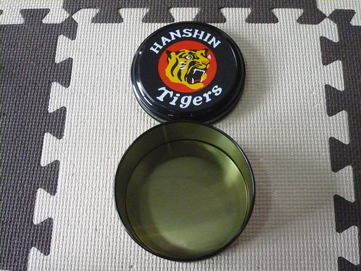 阪神タイガース HANSHIN Tigers 承認 タイガースカラーのクッキーの空き缶 缶の直径11.5、高さ6.5センチの画像3