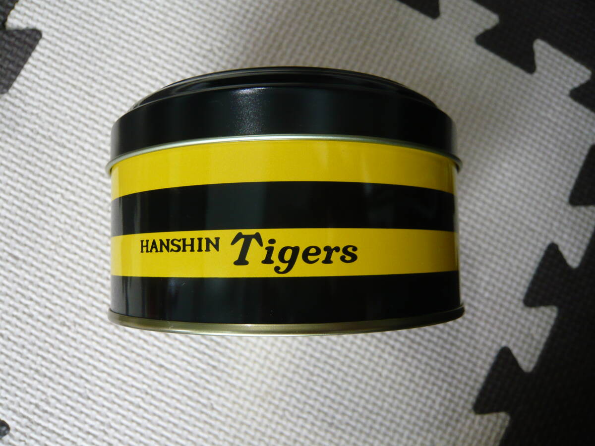 阪神タイガース HANSHIN Tigers 承認 タイガースカラーのクッキーの空き缶 缶の直径11.5、高さ6.5センチの画像7