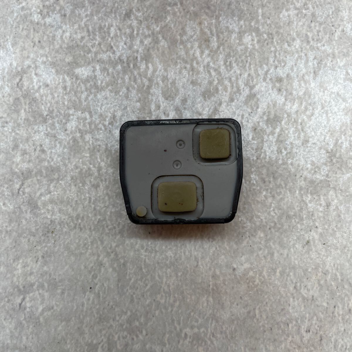 ダイハツ 純正 キーレス 灰色基盤 グレー 基盤のみ 2ボタン 2B A 刻印 動作確認済 タント ムーヴ ハイゼット ミラ エッセ アトレー K60116の画像1