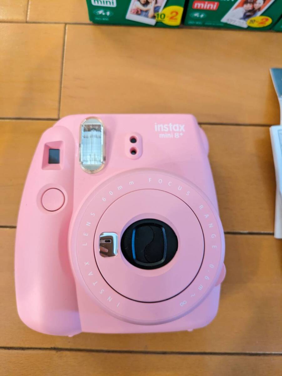 【美品・動作確認済み】FUJIFILM インスタントカメラ instax mini8 チェキ +チェキ用フィルム20枚入×3セット_画像2