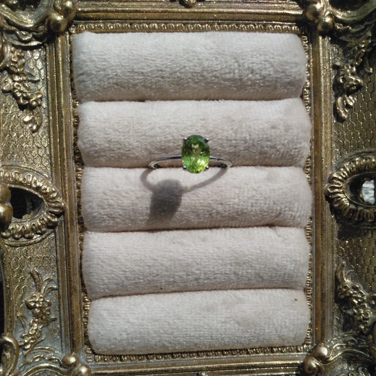 天然石　美しいグリーンの ペリドット リング シルバー925 刻印あり 指輪 8月の誕生石 1.3gm フリーサイズ_画像1